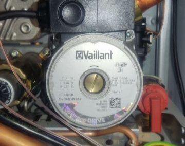 Газовый настенный котел Vaillant turbo tec pro – ошибка F20 – замена циркуляционного насоса