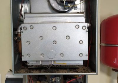 Ремонт и обслуживание газового настенного котла Wiessmann Vitopend 100 – заменили автоматический воздухоотводчик, заменили кран на входе воды в бойлер.