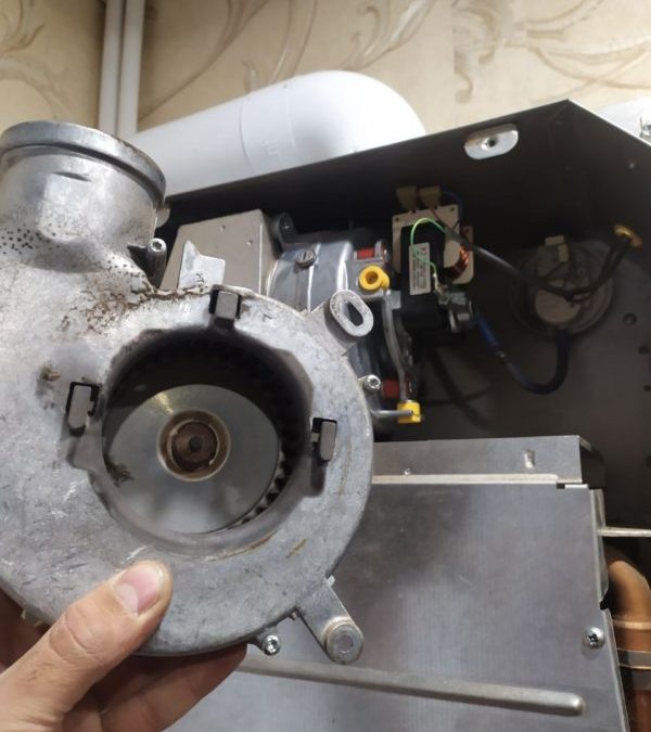 Ремонт газового настенного котла Vaillant turboTec – замена вентилятора дымоудаления