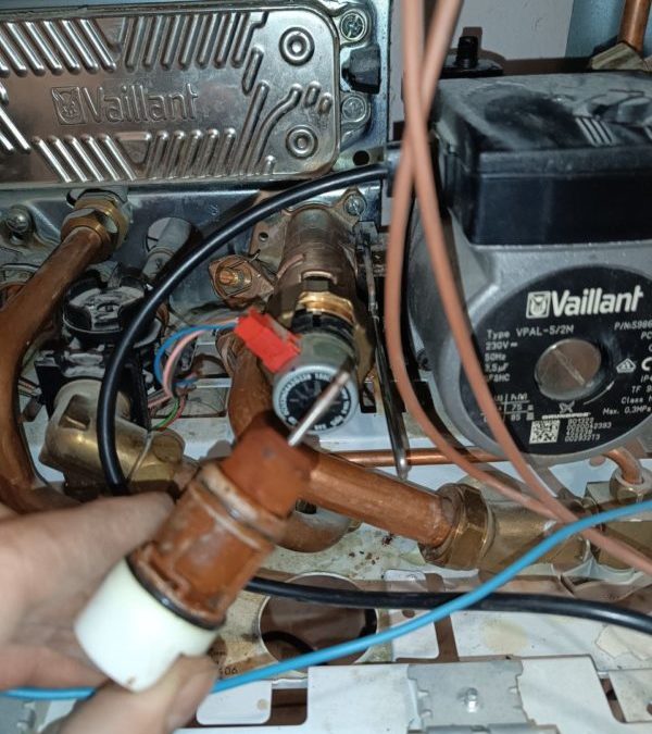 Газовый настенный котел Vaillant turboTec – ошибка F75, замена картриджа трехходового клапана