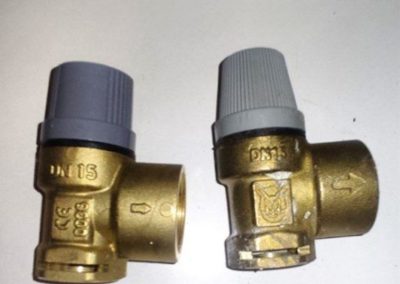 Ремонт газового настенного котла Vaillant turbo max, заменили сбросной аварийный клапан и установили выносной расширительный бак вместо родного