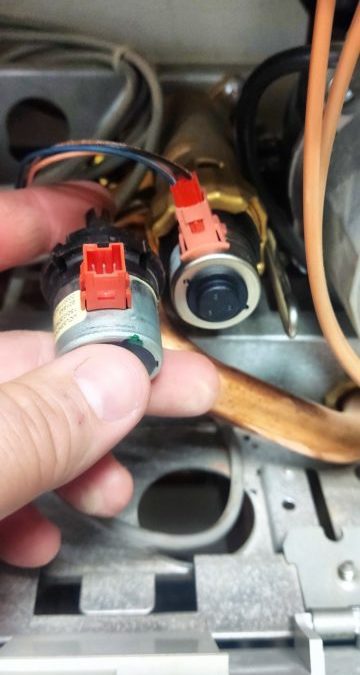 Ремонт газового настенного котла Vaillant turbotec plus — не переключался с режима горячей воды на отопление