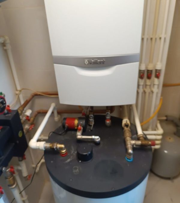 Газовый котел Vaillant Turbotec plus — промыли первичный теплообменник, заменили анод на бойлере косвенного нагрева, промыли змеевик бойлера