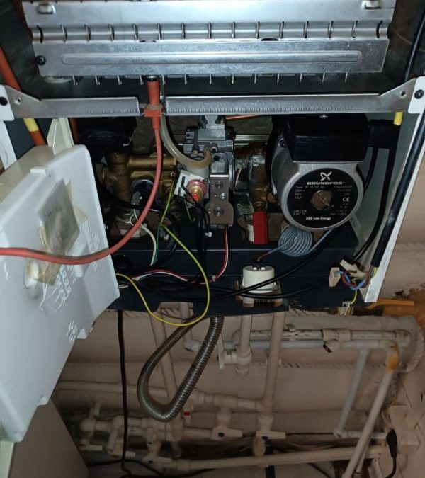 Ремонт газового настенного котла Baxi Ecofour, провели техническое обслуживание, заменили расширительный бак, заключили договор