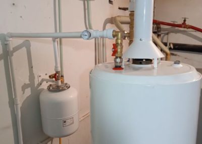 Установили новый напольный газовый водонагреватель